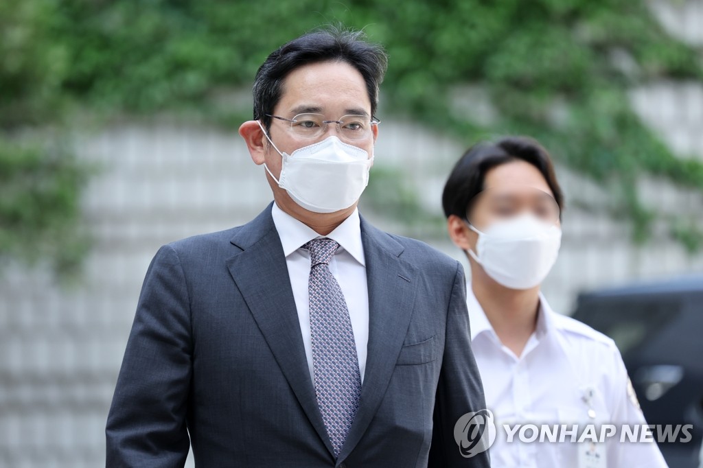 Le vice-président de Samsung Electronics, Lee Jae-yong, se rend au tribunal du district central de Séoul, le 11 août 2022, pour une audience.