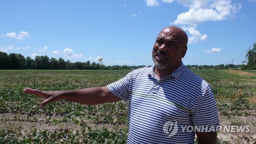 가뭄의 심각성을 설명하는 농부 데니스 바운즈