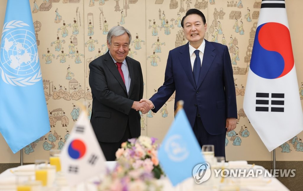El presidente surcoreano, Yoon Suk-yeol (dcha.), posa para una foto con el secretario general de la ONU, António Manuel Guterres de Oliveira, durante un encuentro celebrado, el 12 de agosto de 2022, en la oficina presidencial, en Seúl.
