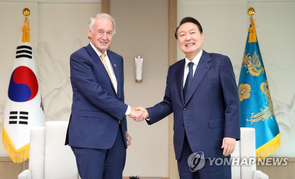Yoon con un senador estadounidense