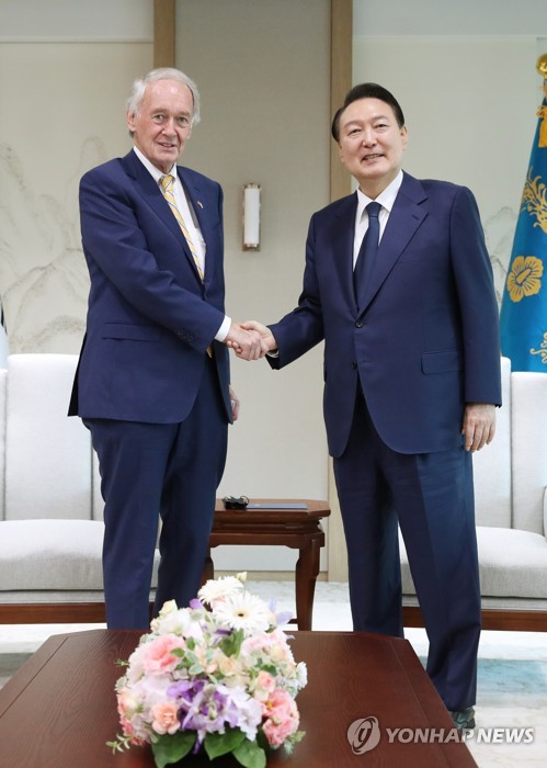 Yoon meets U.S. senator