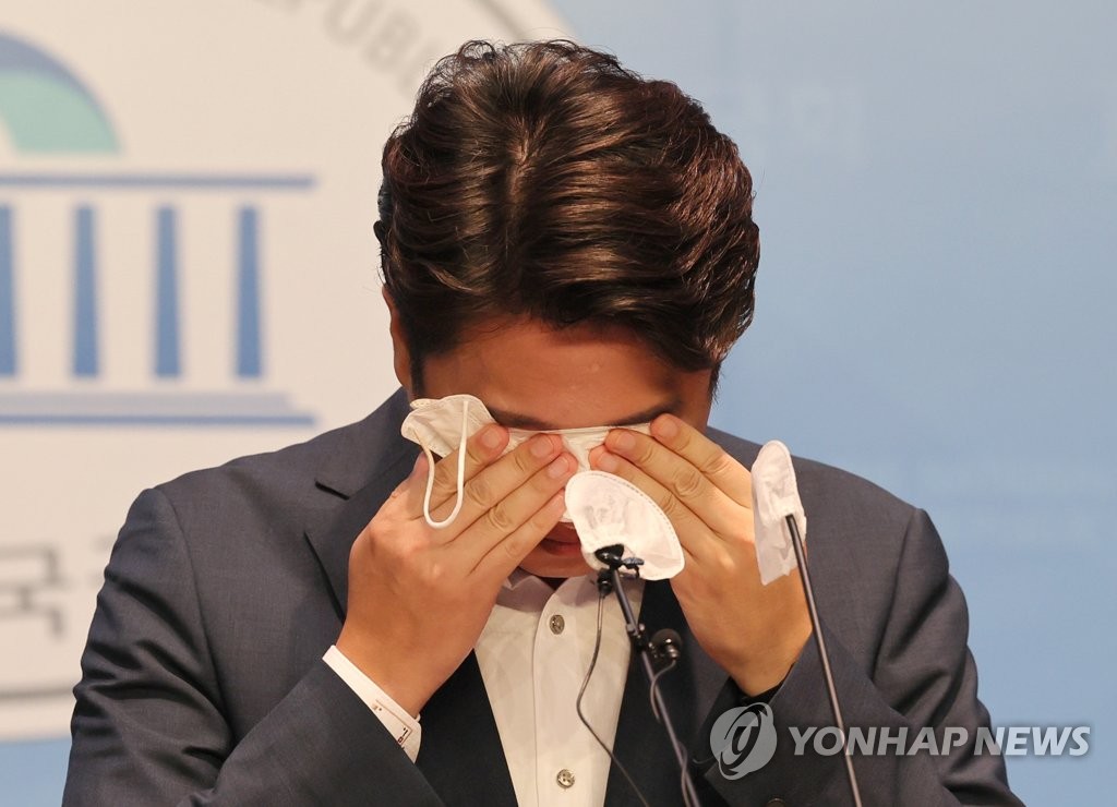 This Aug. 13, 2022, file photo shows former ruling People Power Party Chairman Lee Jun-seok wiping away his tears during a news conference at the National Assembly in western Seoul. (Yonhap)