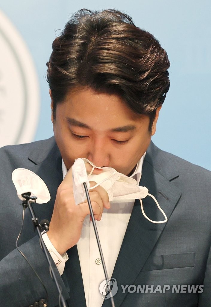 감정 북받친 이준석…눈물의 기자회견