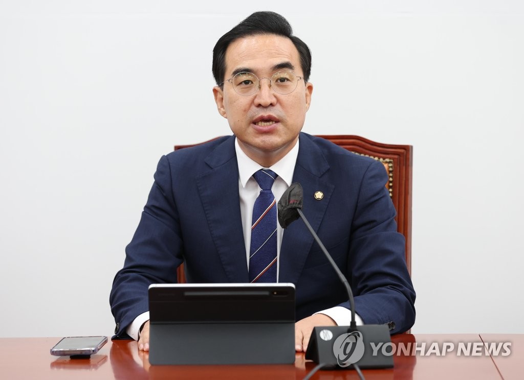 Le député Park Hong-keun, chef du groupe parlementaire du Parti démocrate (PD), la principale formation d'opposition, prend la parole lors d'une réunion du parti à l'Assemblée nationale, le 16 août 2022.