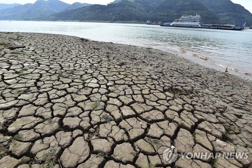 심한 가뭄 탓에 수량 크게 줄어든 중국 양쯔강