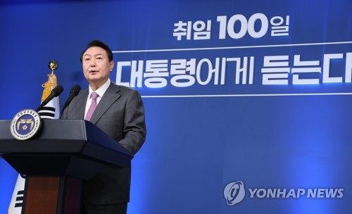 記者会見する尹大統領＝１７日、ソウル（聯合ニュース）