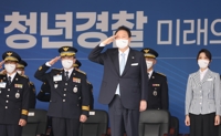 '새내기순경' 힘실은 尹대통령 "경찰, 낡은 관행과 과감히 결별"