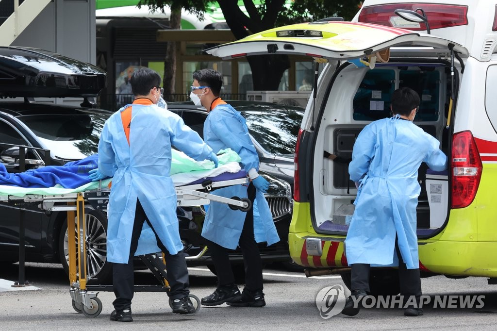 重症者を搬送する医療従事者（資料写真）＝（聯合ニュース）