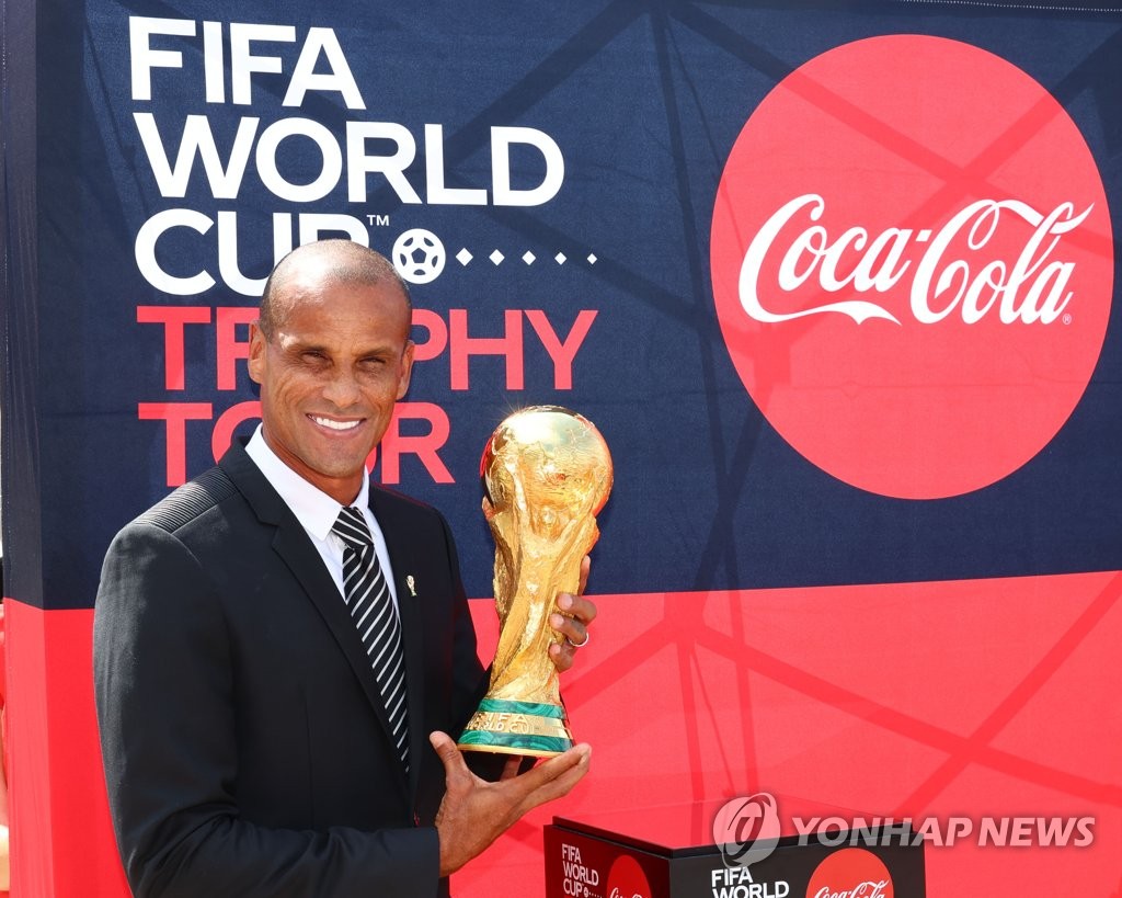 Former Brazil star and FIFA global ambassador Rivaldo poses with the FIFA World Cup Trophy after arriving at Gimpo International Airport in Seoul on Aug. 24, 2022, as part of the global trophy tour. (Pool photo) (Yonhap)