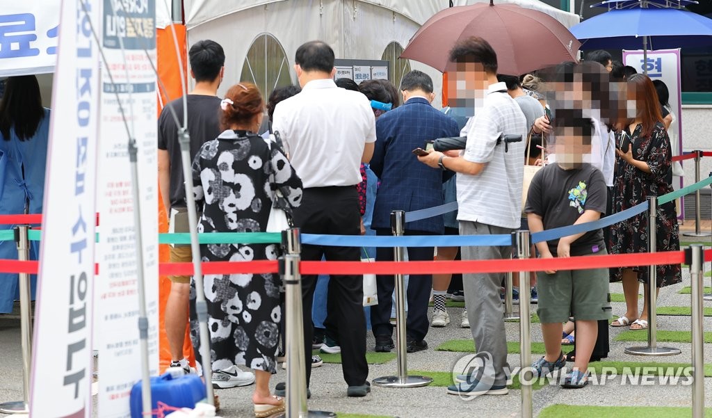 韓国の新型コロナ検査所。市民が列を作り順番を待っている＝２５日、ソウル（聯合ニュース）