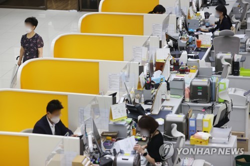 '호황일때 떠나자' 은행 희망퇴직 급증…두달새 약 3천명 짐쌀듯