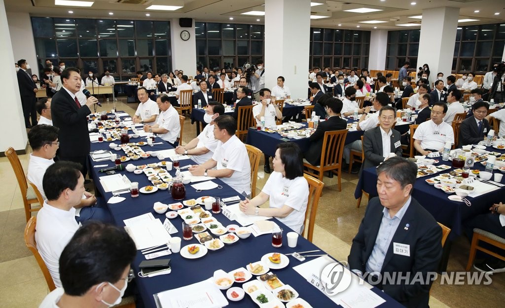 국민의힘 국회의원 연찬회에서 발언하는 윤석열 대통령