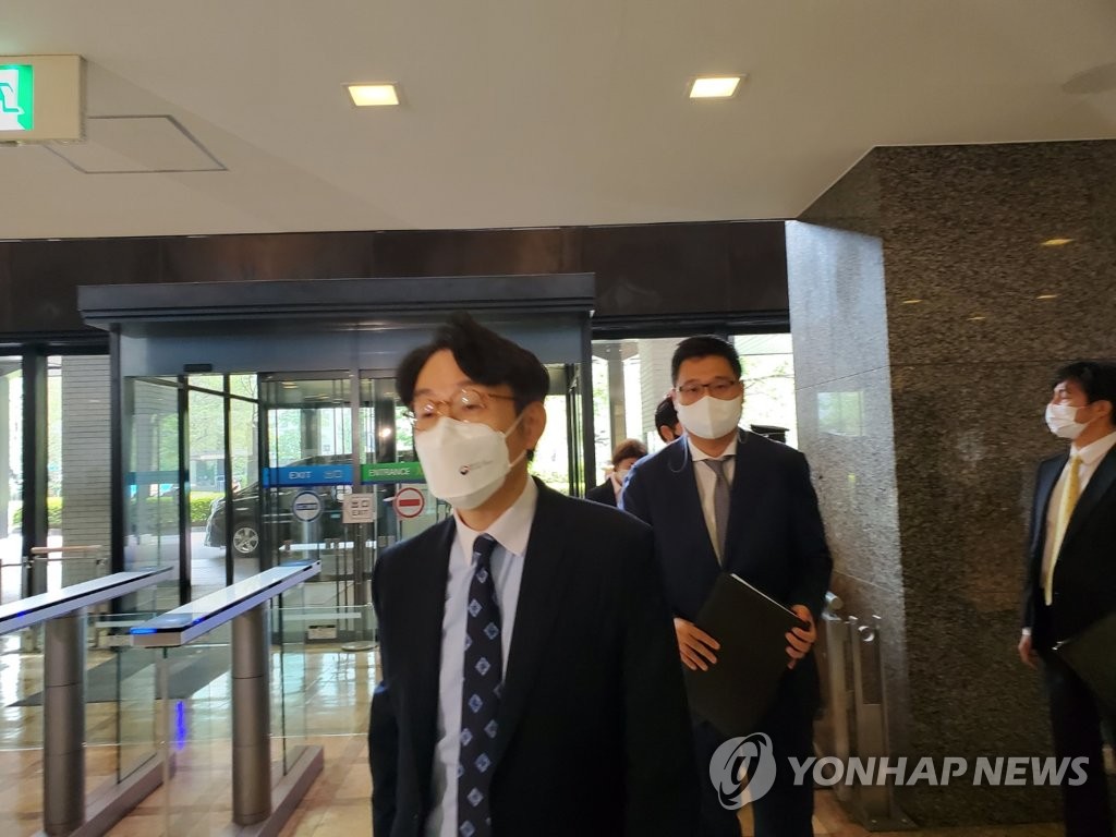 ８月２６日、韓日局長級協議のため外務省に入る李局長（資料写真）＝（聯合ニュース）