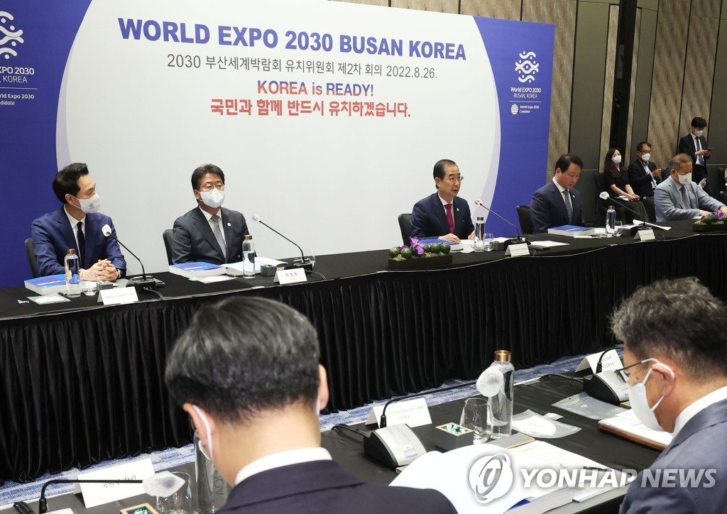 El primer ministro, Han Duck-soo (centro), habla durante la segunda reunión del comité de candidatura para la Expo Mundial, llevada a cabo, el 26 de agosto de 2022, en un hotel de Seúl. Los participantes discutieron métodos sobre cómo organizar el evento global, a realizarse en 2030, en la ciudad portuaria meridional de Busan.