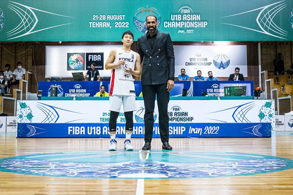 U-18 아시아선수권 MVP 이주영이 이란의 농구 영웅 하다디와 포즈를 취하고 있다.