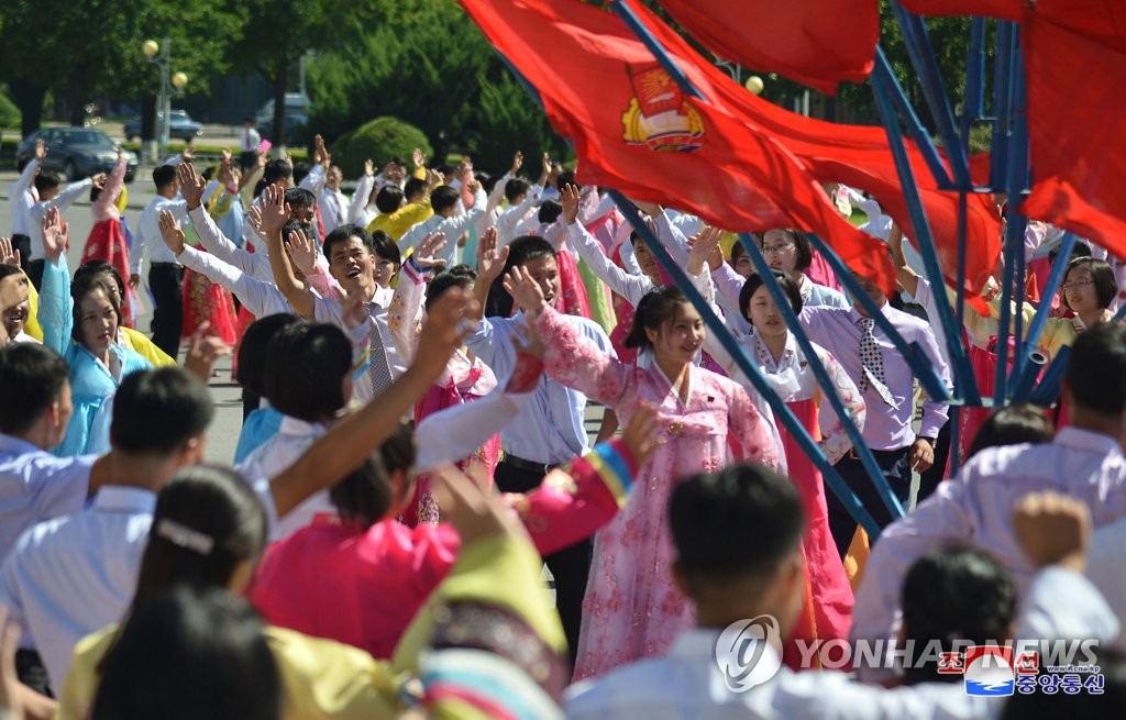 북한, 각지서 청년절경축 청년학생들 무도회