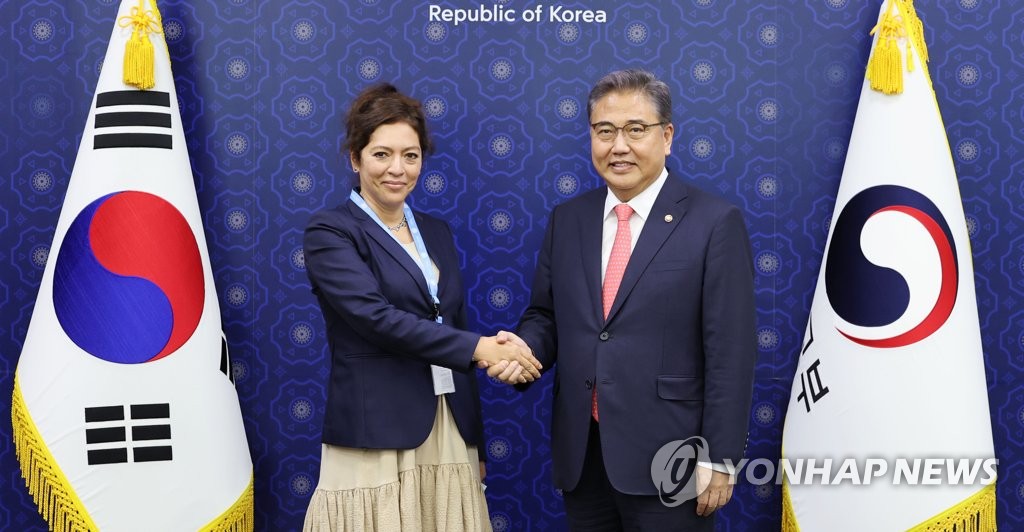 朴長官（右）と握手を交わすサルモン氏＝３１日、ソウル（聯合ニュース）