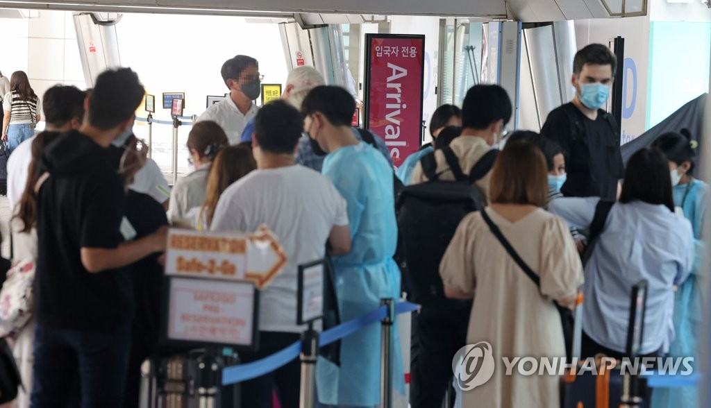 Inbound travelers wait in line to take COVID-19 tests at Incheon International Airport, South Korea's main gateway west of Seoul, on Aug. 31, 2022. (Yonhap)