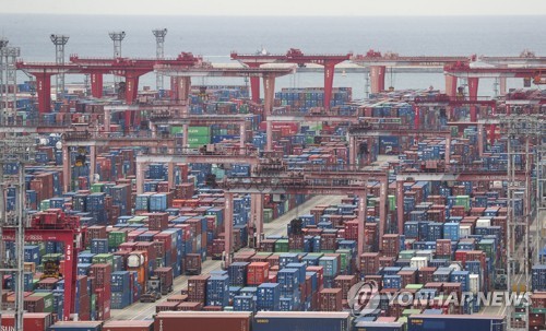 En la imagen, tomada el 1 de septiembre de 2022, se muestran contenedores apilados en un muelle en la ciudad portuaria de Busan, en el sudeste del país.