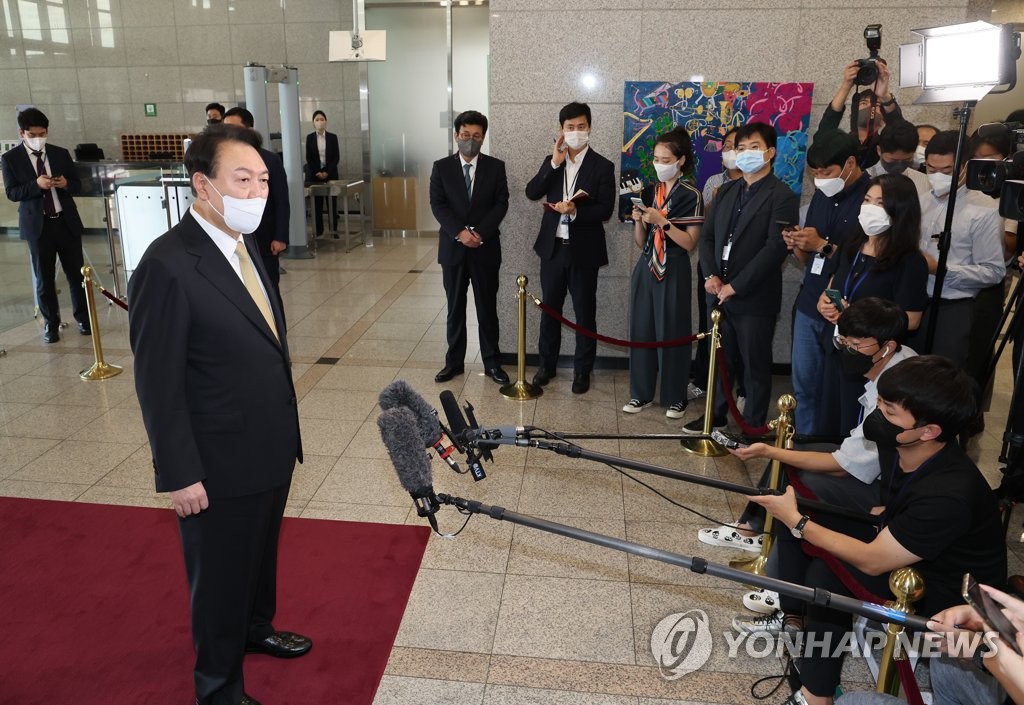 ソウルの竜山にある大統領室庁舎に出勤した際、取材に応じる尹大統領＝２日、ソウル（聯合ニュース）