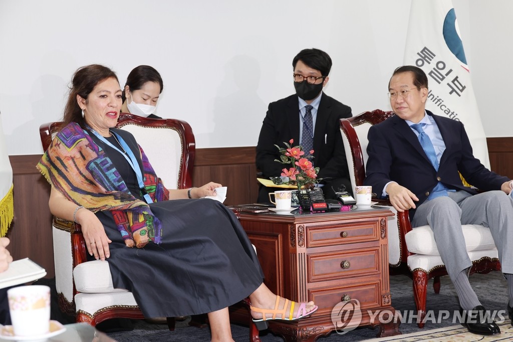 유엔 북한 인권 특별보고관 만나는 권영세 장관