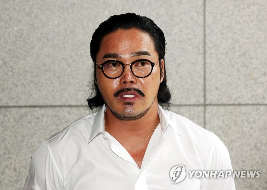 Ahn Jeong-kweon speaks to reporters before a court hearing on the prosecution's request for an arrest warrant for Ahn at the Incheon District Court in Incheon, 27 kilometers west of Seoul, on Sept. 5, 2022. (Yonhap)