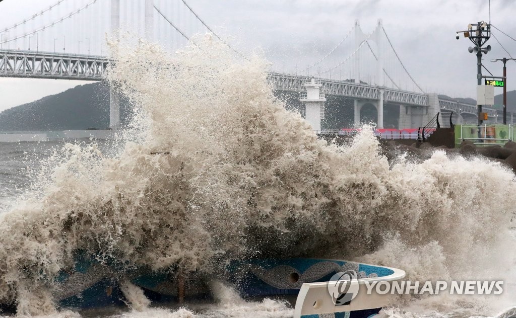 Waves hit a seawall in Busan on Sept. 5, 2022, as the super strong Typhoon Hinnamnor approaches the Korean Peninsula. (Yonhap)