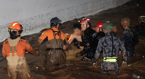 Deux survivants miraculés dans un parking souterrain inondé à Pohang