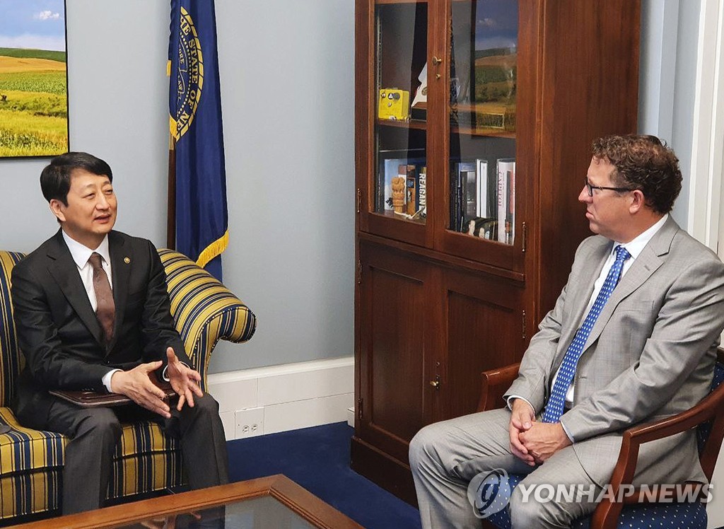 South Korean Trade Minister Ahn Duk-geun (L) speaks with U.S. congressman Adrian Smith during their meeting on Capitol Hill in Washington on Sept. 6, 2022, in this photo released by the South Korean ministry. Ahn is in the U.S. capital to hold talks with senior U.S. officials over South Korea's concerns in relation to the U.S. Inflation Reduction Act, which excludes electric vehicles assembled outside North America from tax incentives. (PHOTO NOT FOR SALE) (Yonhap)
