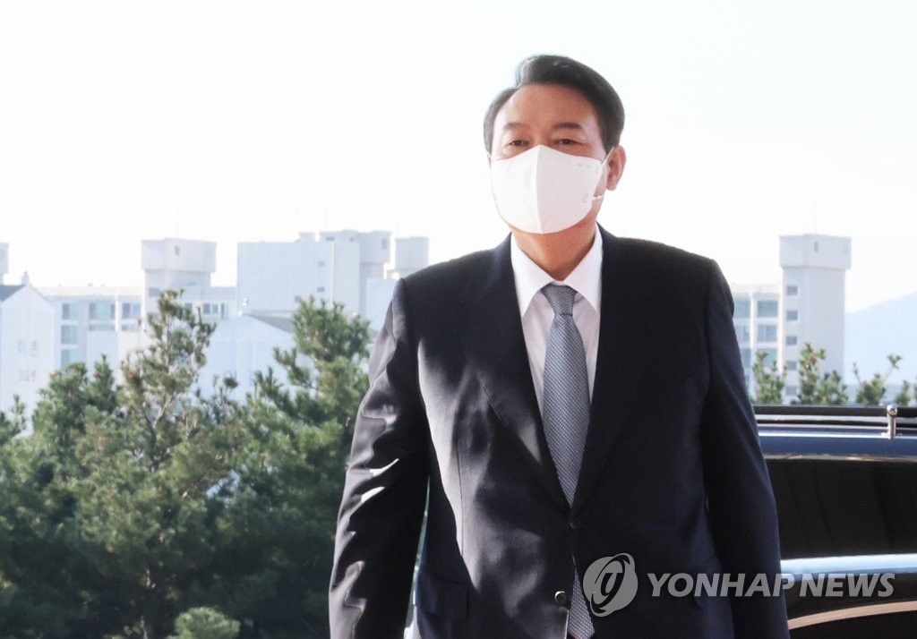 President Yoon Suk-yeol arrives for work at the presidential office in Seoul on Sept. 8, 2022. (Yonhap)