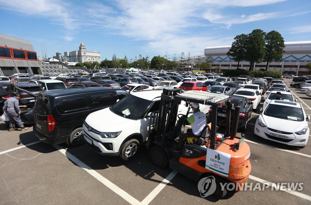 주차장 가득 메운 침수차량