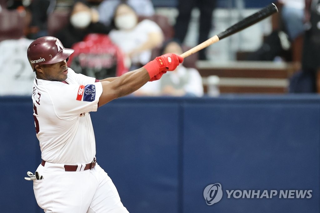 In this file photo from Sept. 8, 2022, Yasiel Puig of the Kiwoom Heroes hits an RBI single against the LG Twins during the bottom of the fifth inning of a Korea Baseball Organization regular season game at Gocheok Sky Dome in Seoul. (Yonhap)