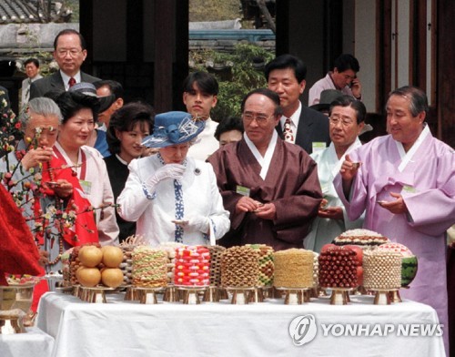 (LEAD) Yoon exprime ses condoléances suite à la mort de la reine Elizabeth II