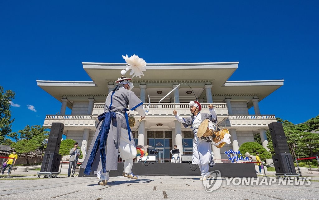 La foto de archivo, proporcionada, el 9 de septiembre de 2022, por la Administración del Patrimonio Cultural, muestra una actuación de la música de percusión tradicional coreana frente a la Casa para Visitas de Estado Yeongbingwan, en el antiguo complejo presidencial, Cheong Wa Dae. (Prohibida su reventa y archivo)