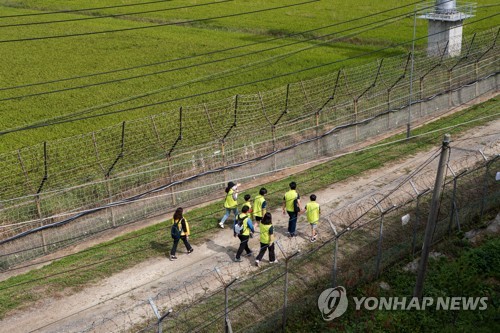 La foto de archivo, tomada en septiembre de 2022, muestra a un grupo de participantes, recorriendo por una ruta de senderismo con temática de la paz, a lo largo de la Zona Desmilitarizada, en la ciudad de Paju, a 28 kilómetros al noroeste de Seúl.