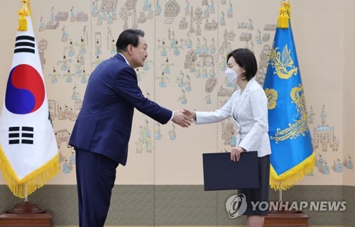 윤석열 대통령, 박상미 주유네스코 대사에 임명장 수여