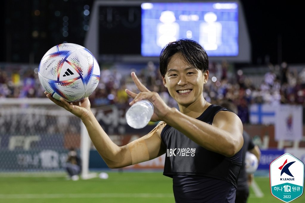Lee Seung-woo of Suwon FC celebrates his team's 2-1 victory over Gimcheon Sangmu FC in their K League 1 match at Suwon Stadium in Suwon, about 35 kilometers south of Seoul, on Sept. 13, 2022, in this photo provided by the Korea Professional Football League. (PHOTO NOT FOR SALE) (Yonhap)