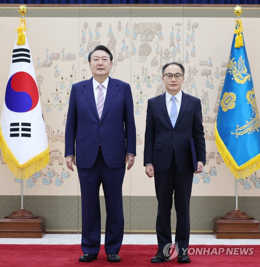 President Yoon Suk-yeol (L) poses for a photo with new Prosecutor General Lee One-seok after presenting him with a letter of appointment at the presidential office in Seoul on Sept. 16, 2022. (Yonhap)