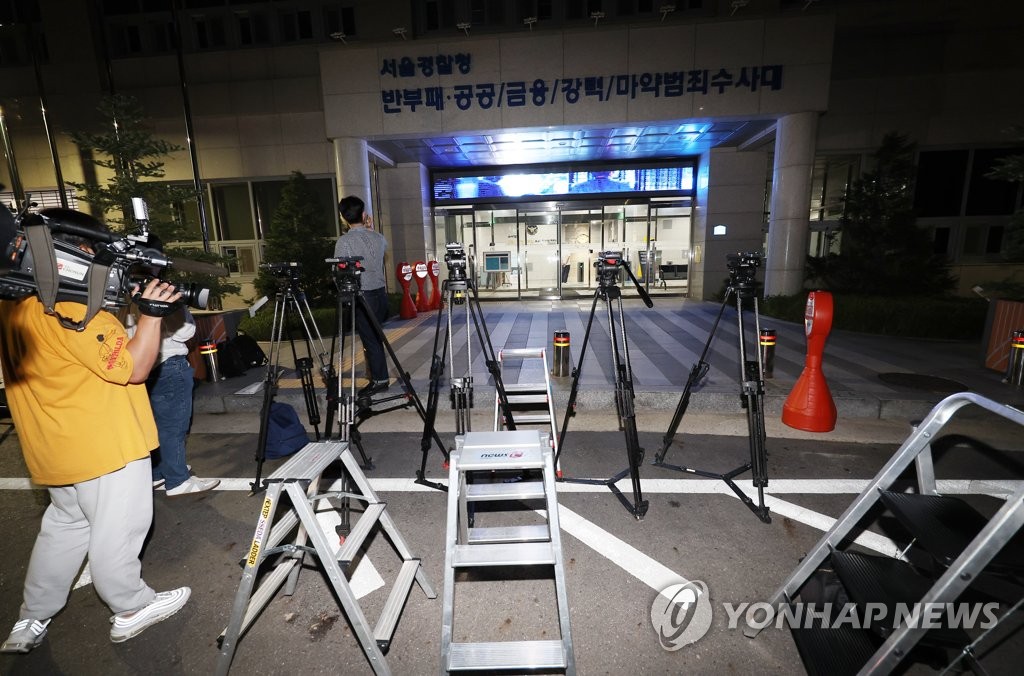 '성상납 의혹' 이준석 전 대표, 비공개 경찰 출석…12시간 조사