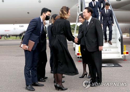 영접받는 윤석열 대통령 내외