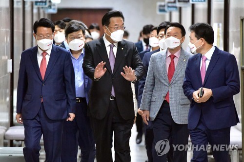 Ruling People Power Party Emergency Committee Chairman Chung Jin-suk (C) talks to party members on his way to attend a party meeting at the National Assembly on Sept. 19, 2022. (Pool photo) (Yonhap)