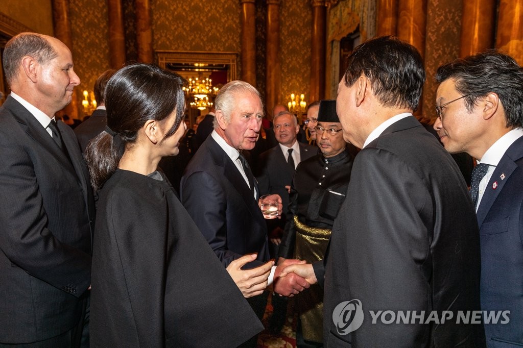 South Korean President Yoon Suk Yeol (2nd from R) shakes hands with King Charles III as he joins a reception at Buckingham Palace in London on Sept. 18, 2022, to offer condolences over the death of Queen Elizabeth II, in this file photo provided by the British foreign ministry. (PHOTO NOT FOR SALE) (Yonhap)