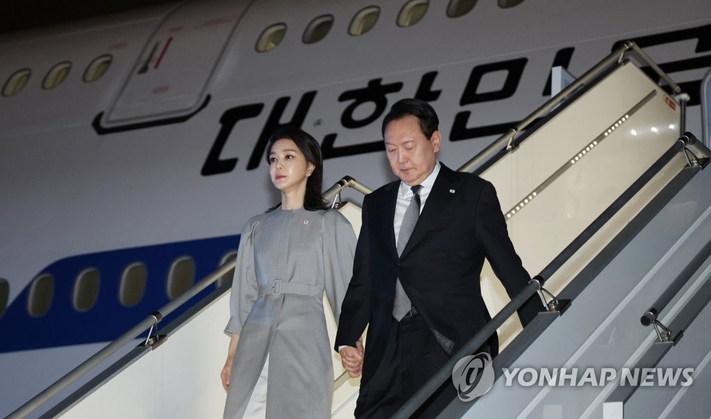 El presidente surcoreano, Yoon Suk-yeol (dcha.), y la primera dama surcoreana, Kim Keon-hee, desembarcan del avión presidencial a su llegada, el 19 de septiembre de 2022 (hora local), al Aeropuerto Internacional John F. Kennedy, en Nueva York.