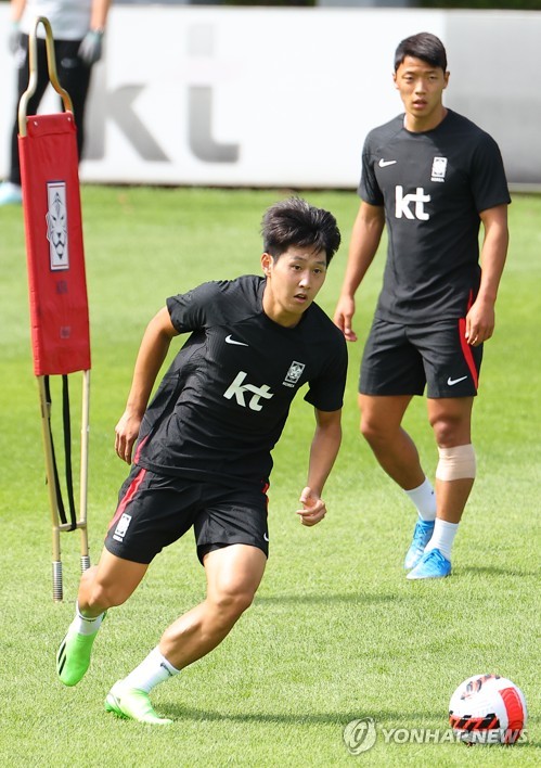 Lee Kang-in (L), midfielder on the South Korean men's national football team, trains at the National Football Center in Paju, just north of Seoul in Gyeonggi Province, on Sept. 20, 2022. (Yonhap)