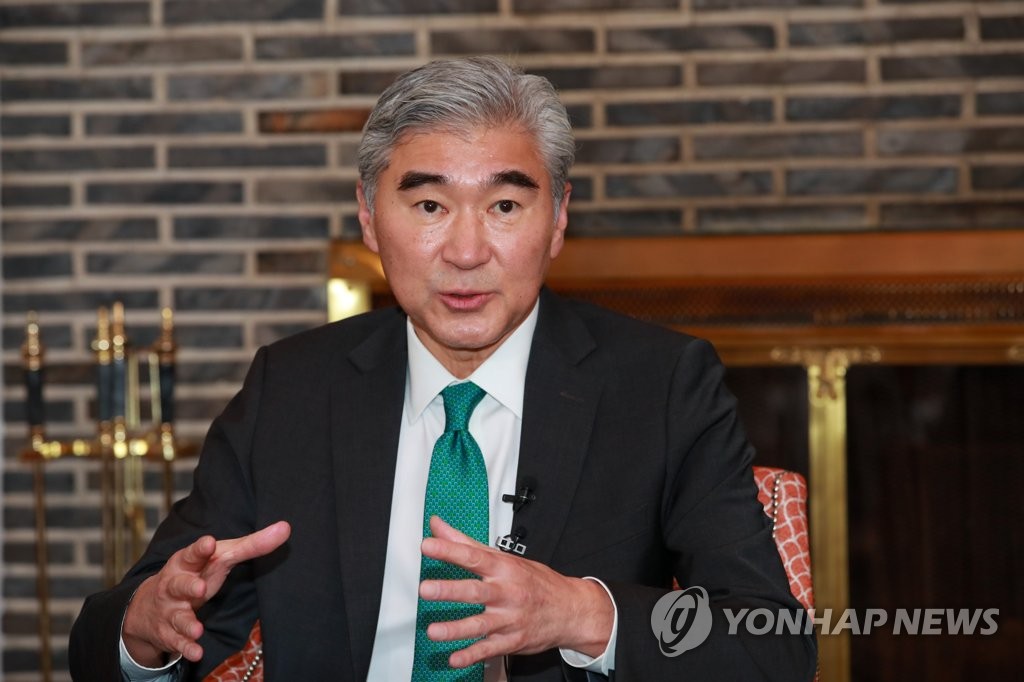 El representante especial de Estados Unidos para Corea del Norte, Sung Kim, habla durante una reunión con los reporteros celebrada, el 20 de septiembre de 2022, en la residencia del embajador de EE. UU. en Seúl.