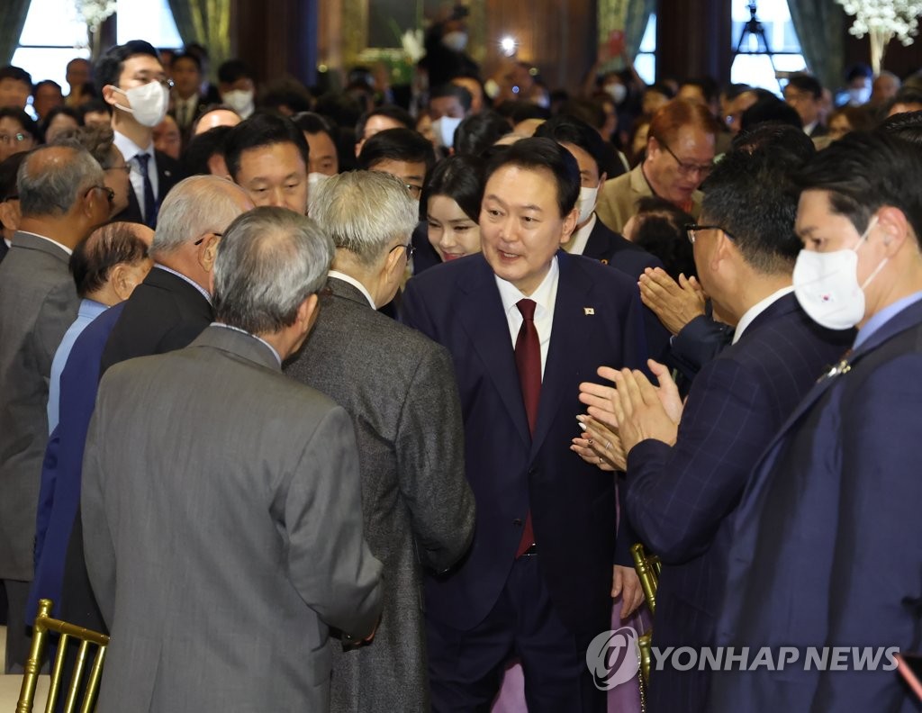 South Korean President Yoon Suk-yeol (C) meets with a group of South Korean residents in New York on Sept. 20, 2022. Yoon was in the U.S. city to attend the U.N. General Assembly. (Yonhap)