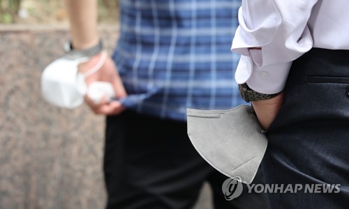 (서울=연합뉴스) 한상균 기자 = 22일 서울 시내에서 시민들이 마스크를 손에 걸고 있다. 2022.9.22 xyz@yna.co.kr