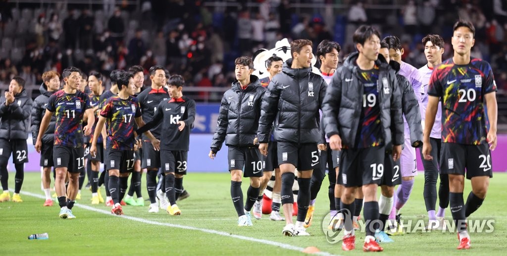 South Korean players leave the pitch after a 2-2 draw with Costa Rica in the countries' men's friendly football match at Goyang Stadium in Goyang, Gyeonggi Province, on Sept. 23, 2022. (Yonhap)