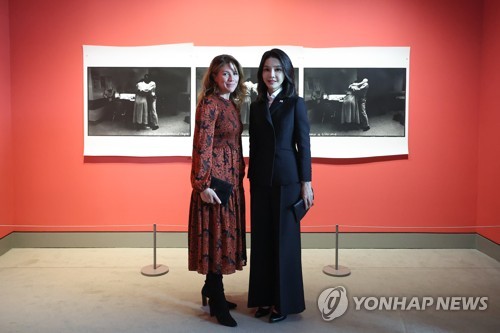 السيدة كيم كيون-هي تزور المعرض الفني الوطني في كندا