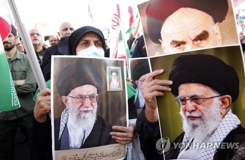 아미니 추모 시위에 '맞불 시위' 나선 이란 친정부 시위대